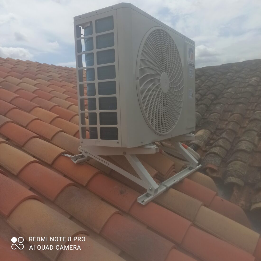 Groupe extérieur de climatisation posé sur toiture