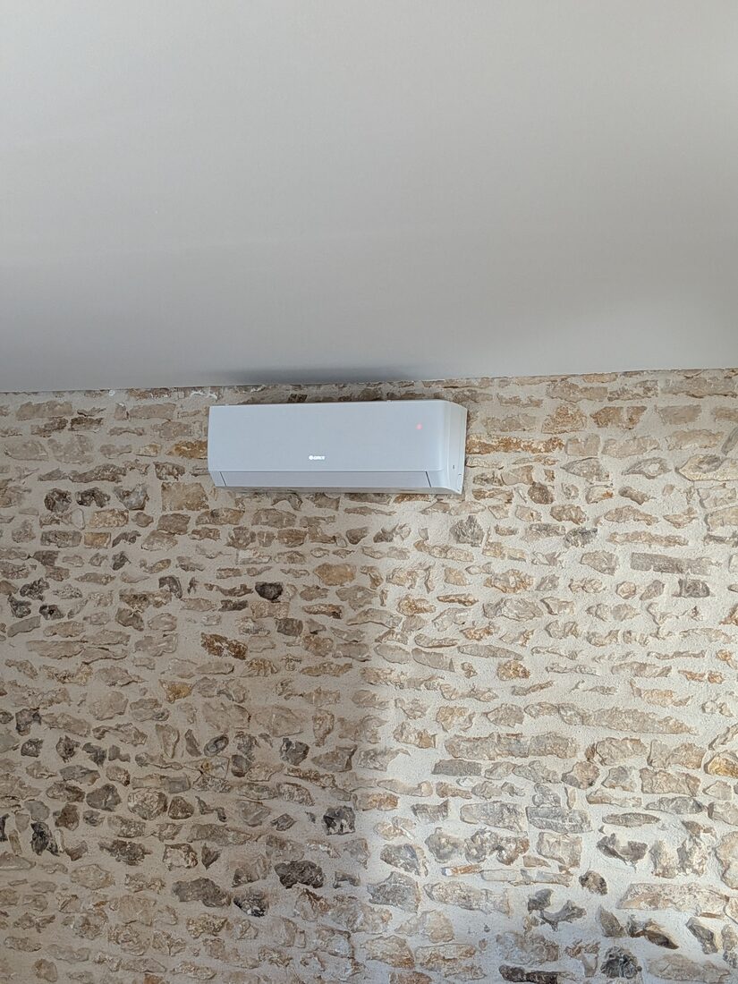 Unité intérieure de climatisation sur mur en pierre